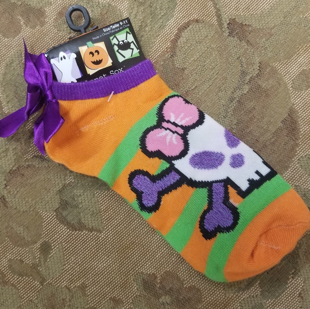 NWT Cute Skull Crossbones Striped Low-cut Socks with Purple Satin Bows & Sparkle